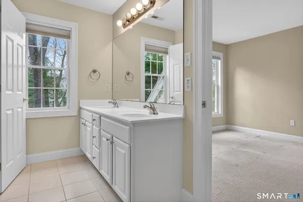 $899,900 | 5 Fenwick Drive, Avon, CT 06001