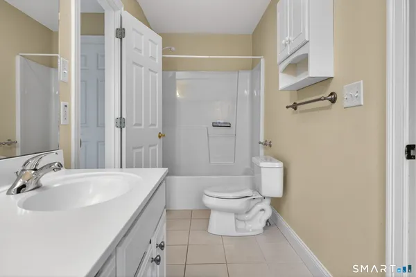 $899,900 | 5 Fenwick Drive, Avon, CT 06001