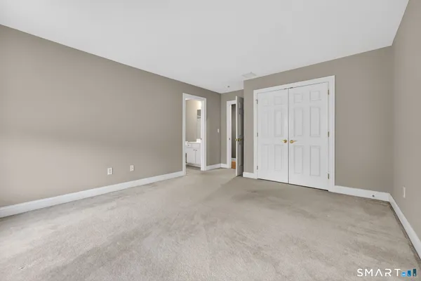 $899,900 | 5 Fenwick Drive, Avon, CT 06001