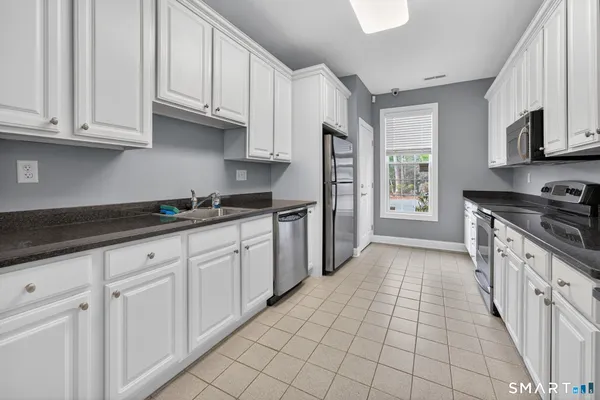 $899,900 | 5 Fenwick Drive, Avon, CT 06001
