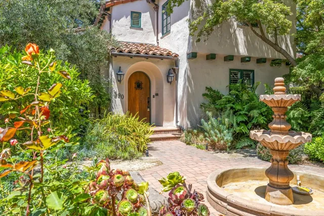 a table and chairs in front of a house