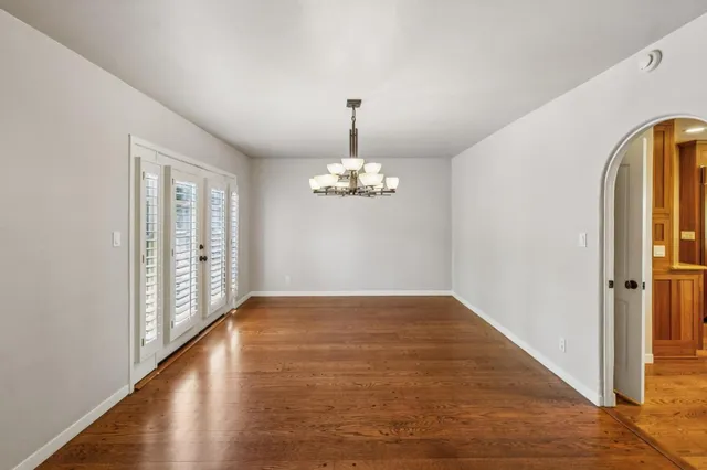 a view of a pathway both side of the house