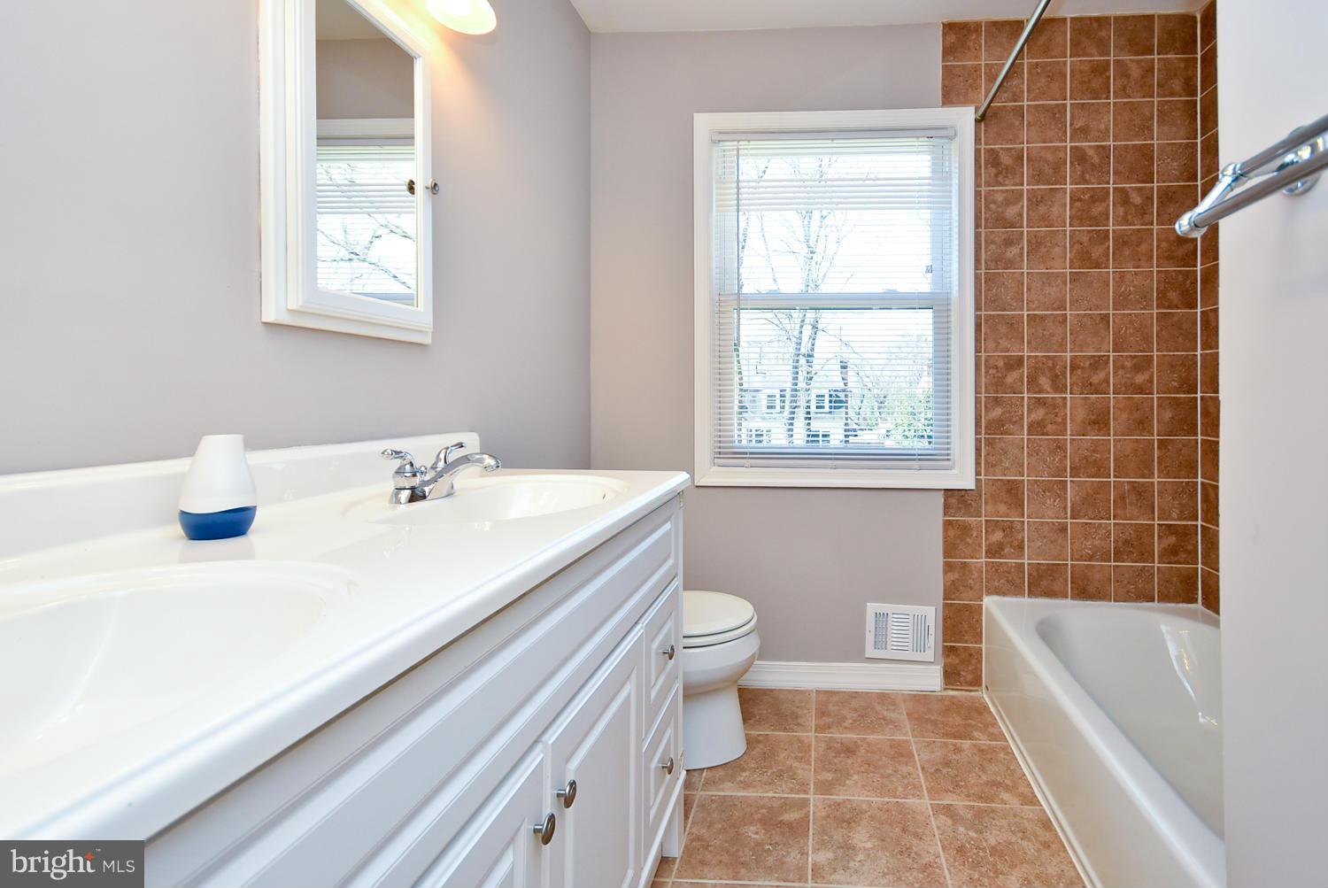 9209 Ivanhoe Road Fort Washington, MD 20744 - Photo 22 of 29 Upper Level Hallway