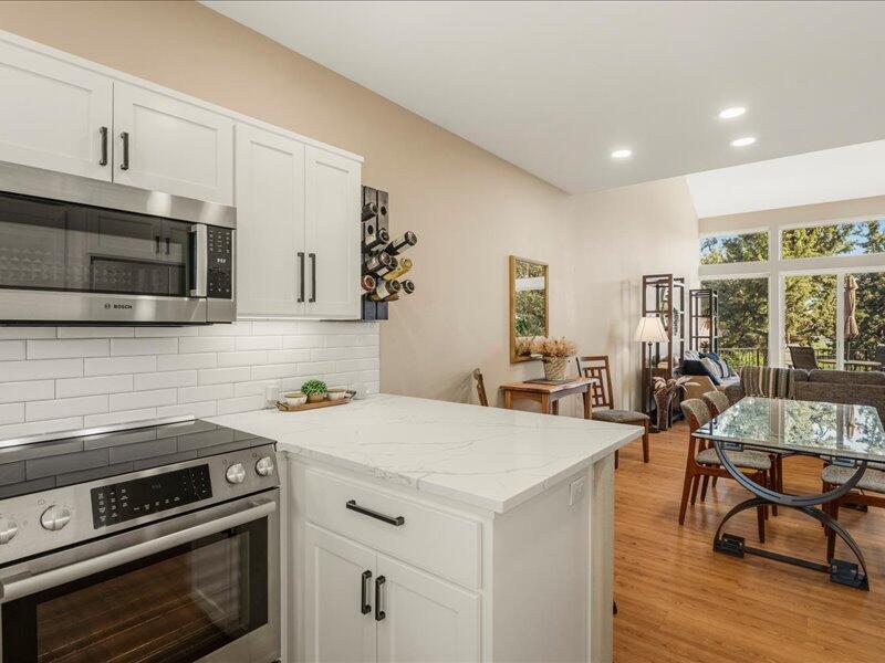1378 Highland View Loop Redmond, OR 97756 - Photo 14 of 98 15-Kitchen