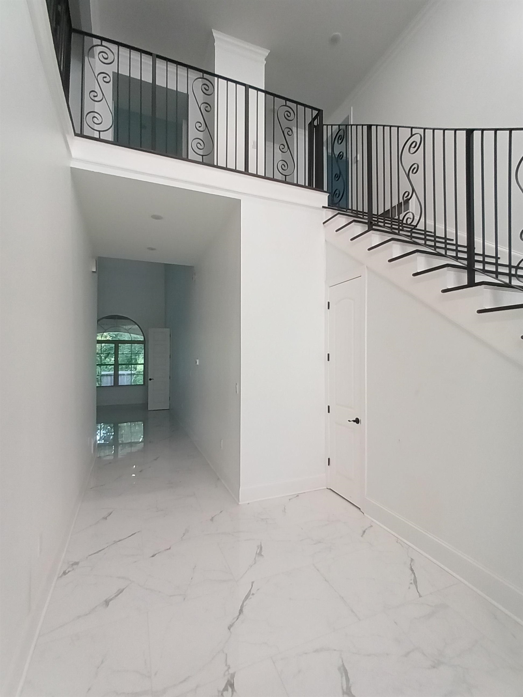 5690 Walnut Grove Road Memphis, TN 38120 - Photo 11 of 40 a view of an entryway with wooden floor