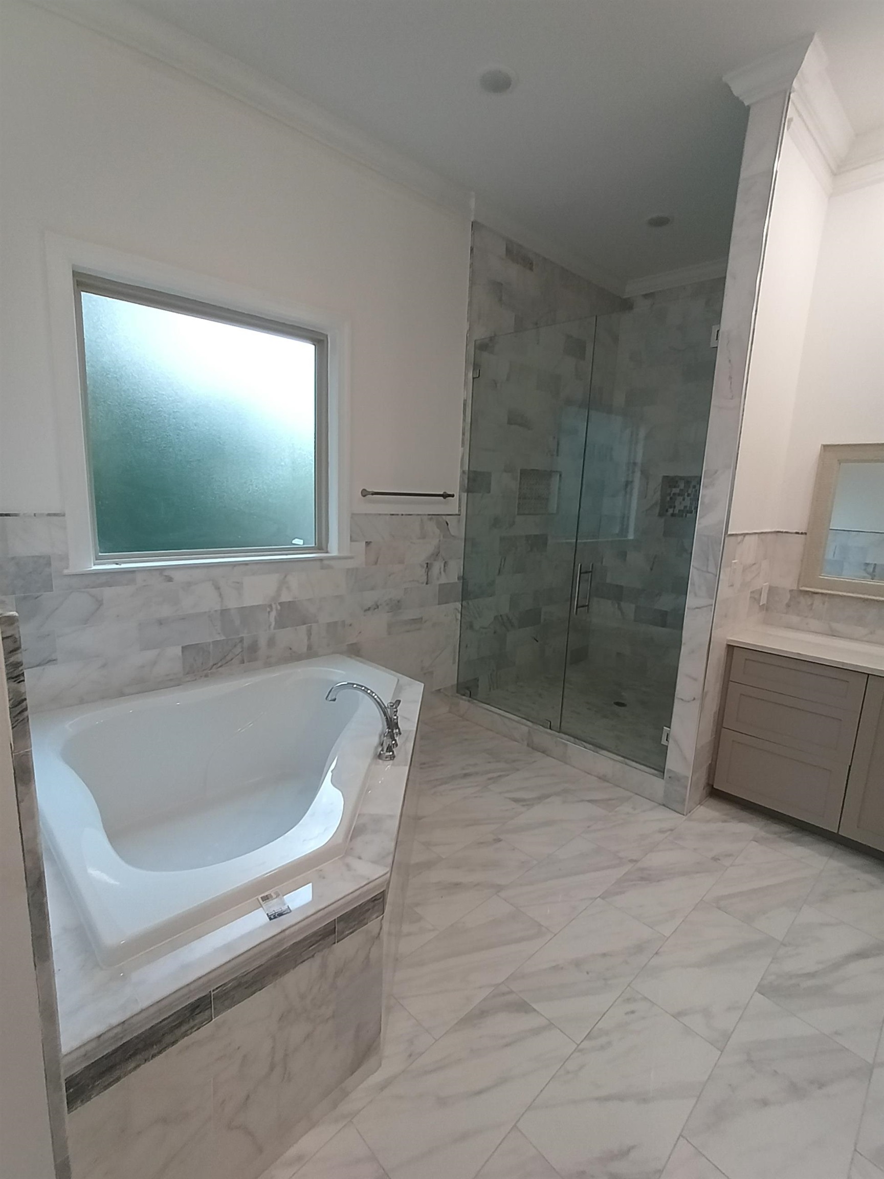 5690 Walnut Grove Road Memphis, TN 38120 - Photo 14 of 40 a bathroom with a bathtub and a sink