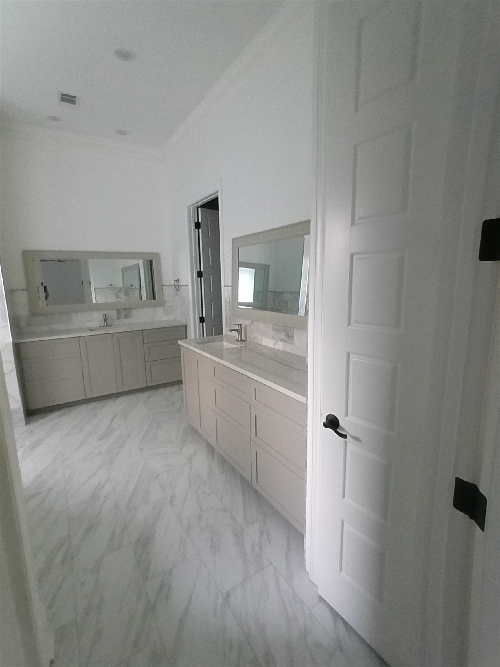 5690 Walnut Grove Road Memphis, TN 38120 - Photo 33 of 40 a room with a bed and a view of bathroom