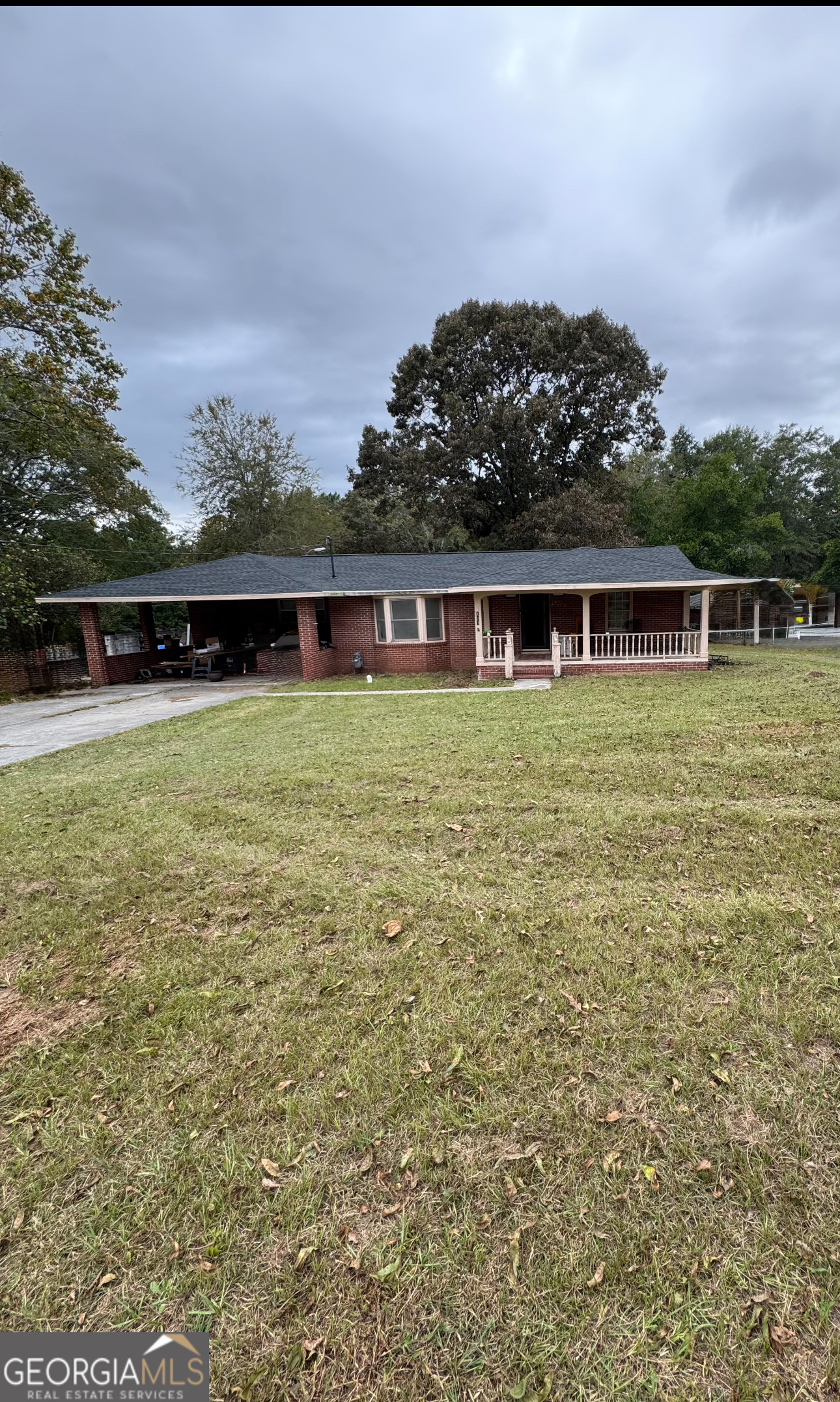 a view of a house with a yard