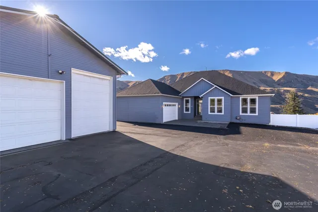 $999,900 | 972 Highline Drive, East Wenatchee, WA 98802