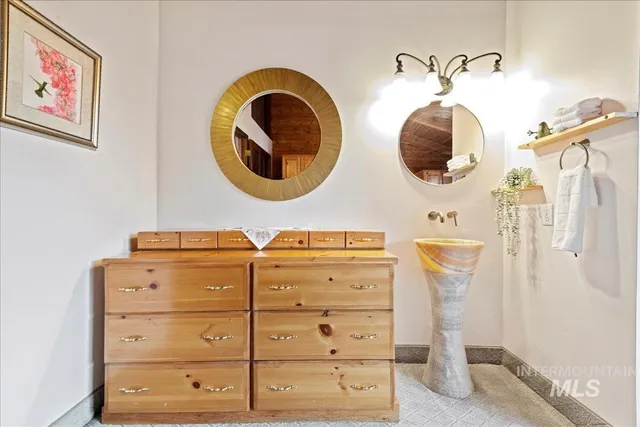 $525,000 | 1155 East Victory Road, Boise, ID 83706