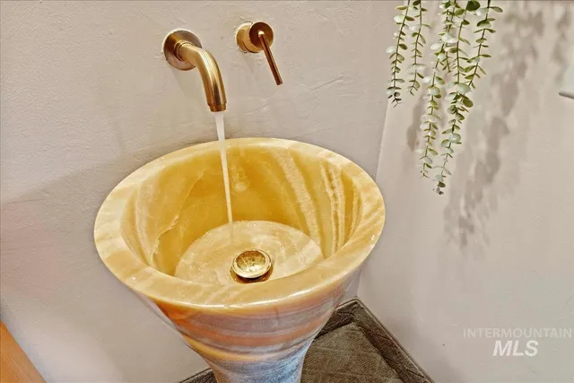 $525,000 | 1155 East Victory Road, Boise, ID 83706