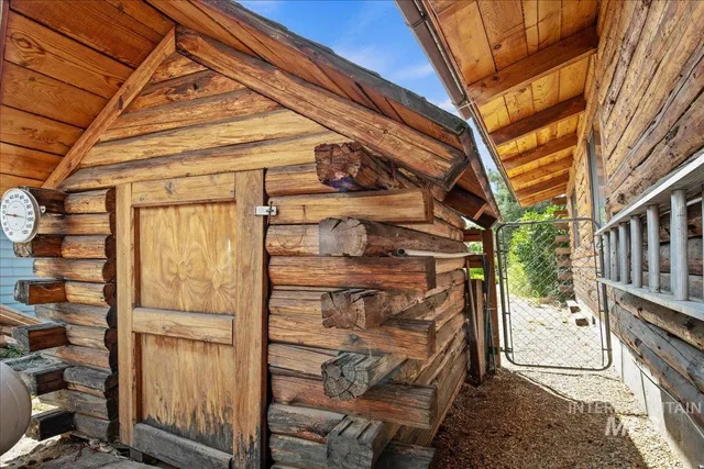 $525,000 | 1155 East Victory Road, Boise, ID 83706