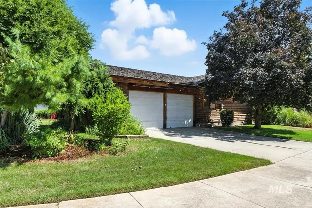 $525,000 | 1155 East Victory Road, Boise, ID 83706