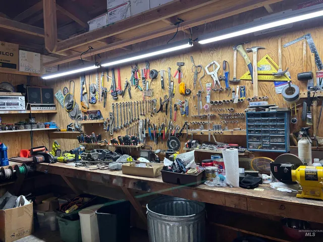 $525,000 | 1155 East Victory Road, Boise, ID 83706