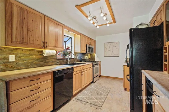 $525,000 | 1155 East Victory Road, Boise, ID 83706