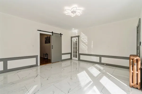 a view of empty room with a ceiling fan