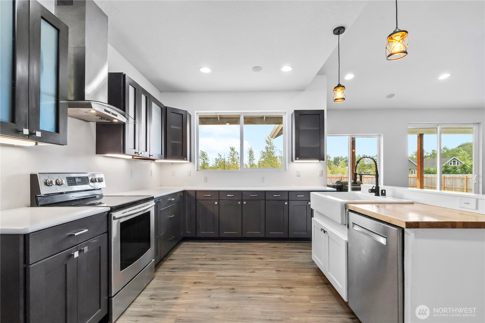 249 Flatt Road Kelso, WA 98626 - Photo 10 of 39 a large kitchen with stainless steel appliances granite countertop a stove and a sink
