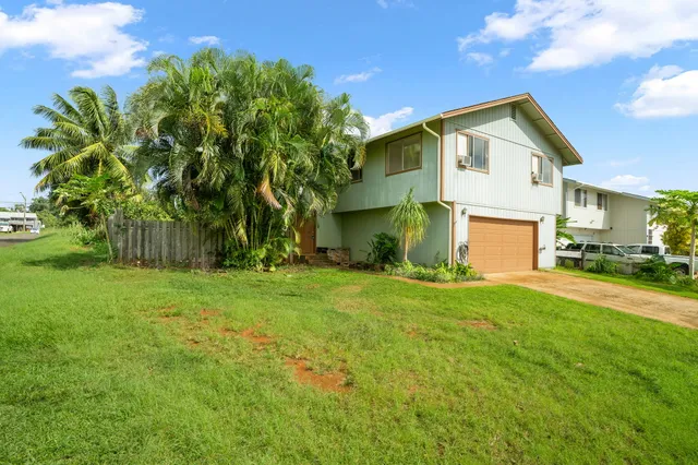 a view of a yard in front of house