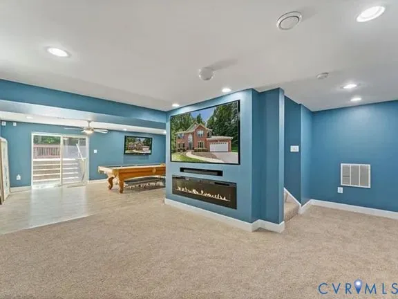 a view of livingroom with furniture