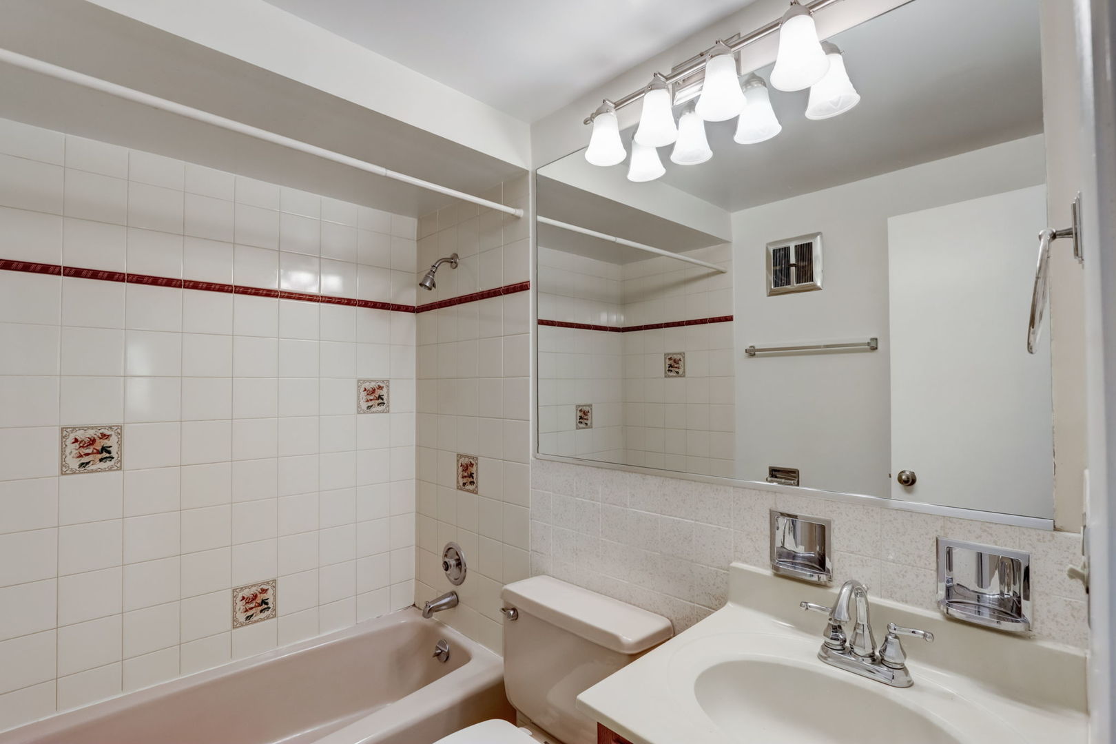 550 East Main Street, Unit 2E Barrington, IL 60010 - Photo 11 of 19 a bathroom with a bathtub a sink and a mirror