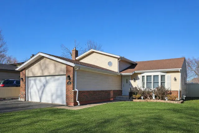 $570,000 | 639 Comstock Avenue, Elmhurst, IL 60126