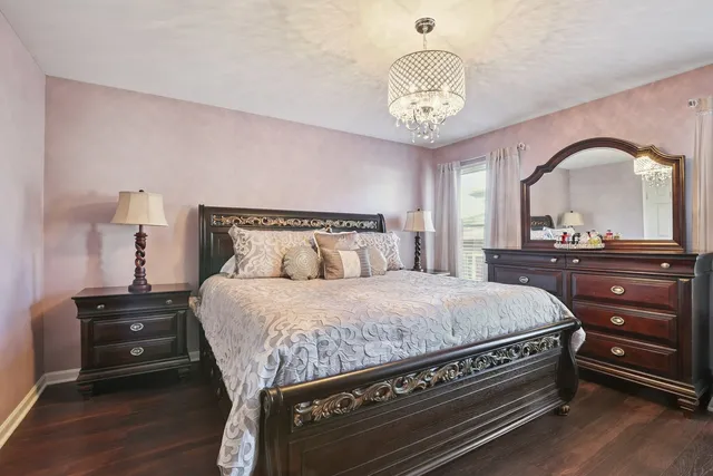 $570,000 | 639 Comstock Avenue, Elmhurst, IL 60126