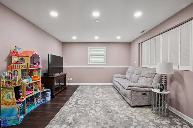 $570,000 | 639 Comstock Avenue, Elmhurst, IL 60126