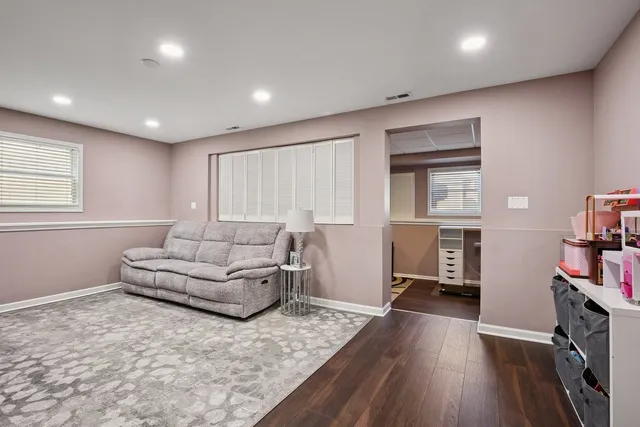 $570,000 | 639 Comstock Avenue, Elmhurst, IL 60126