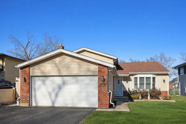 $570,000 | 639 Comstock Avenue, Elmhurst, IL 60126