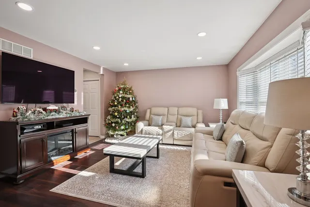 $570,000 | 639 Comstock Avenue, Elmhurst, IL 60126