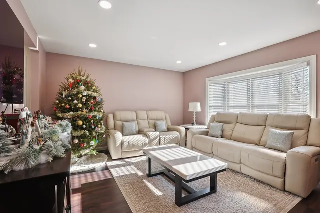 $570,000 | 639 Comstock Avenue, Elmhurst, IL 60126