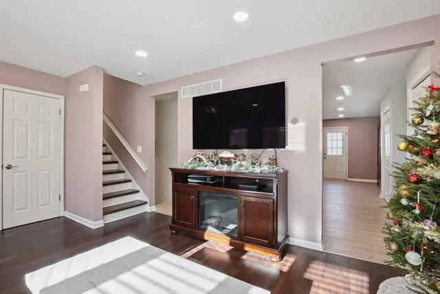 $570,000 | 639 Comstock Avenue, Elmhurst, IL 60126