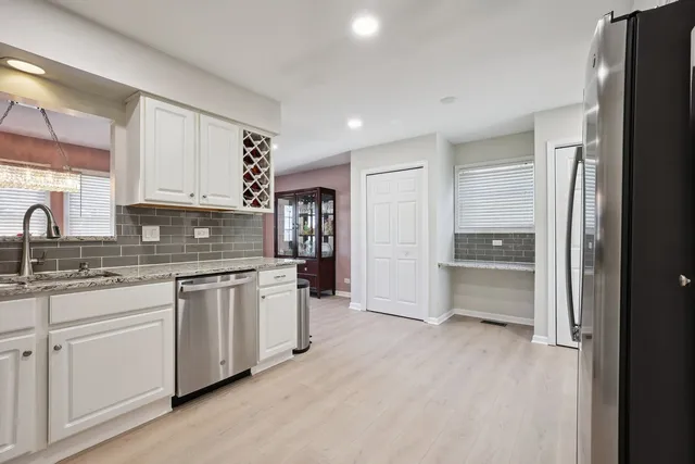 $570,000 | 639 Comstock Avenue, Elmhurst, IL 60126