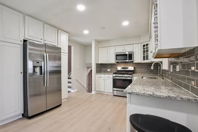 $570,000 | 639 Comstock Avenue, Elmhurst, IL 60126