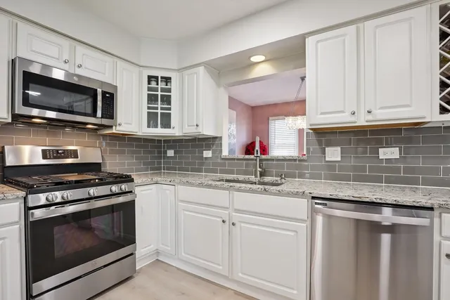 $570,000 | 639 Comstock Avenue, Elmhurst, IL 60126