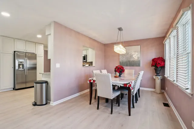 $570,000 | 639 Comstock Avenue, Elmhurst, IL 60126