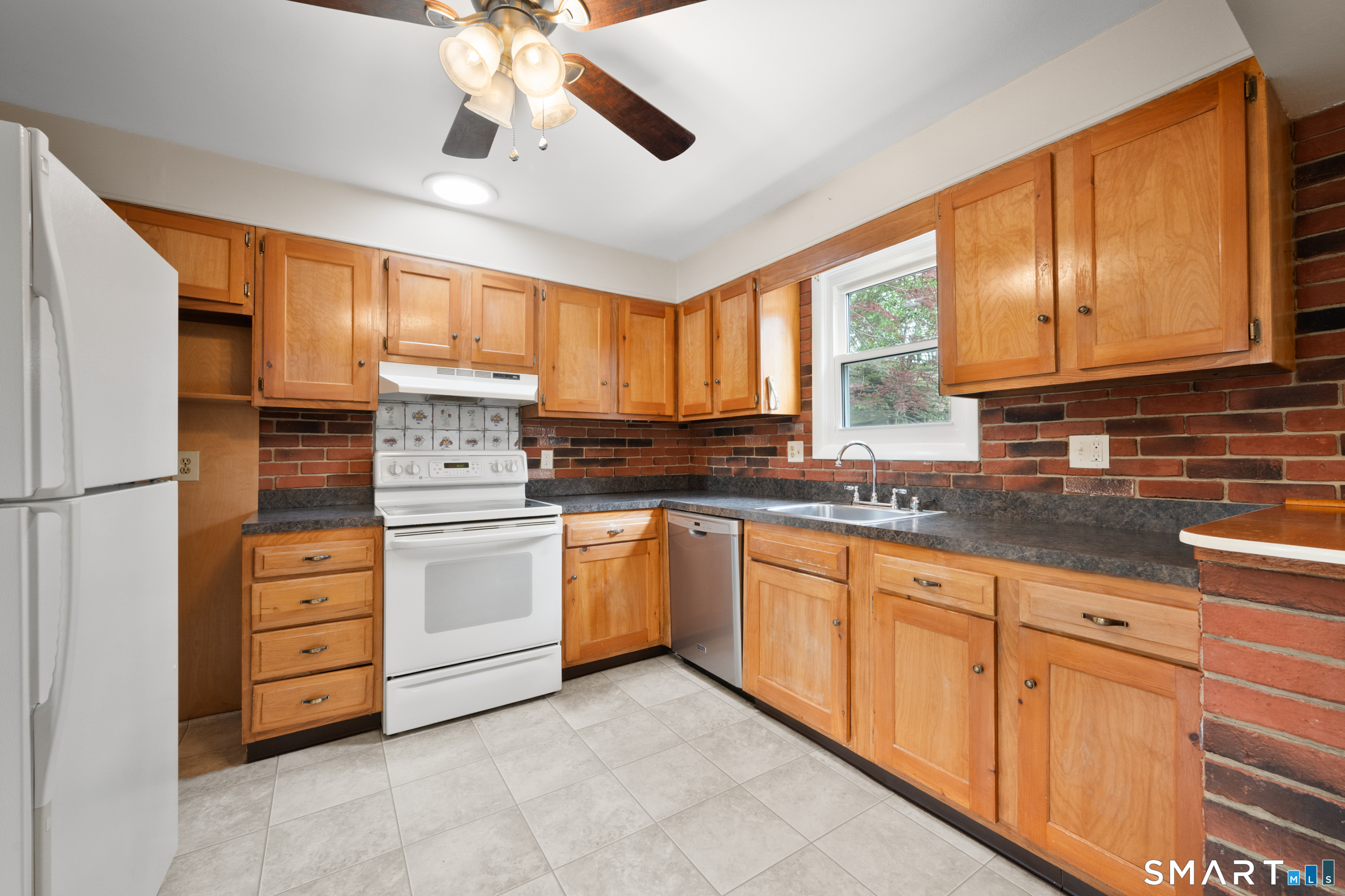 9 Round Hill Road Trumbull, CT 06611 - Photo 5 of 22