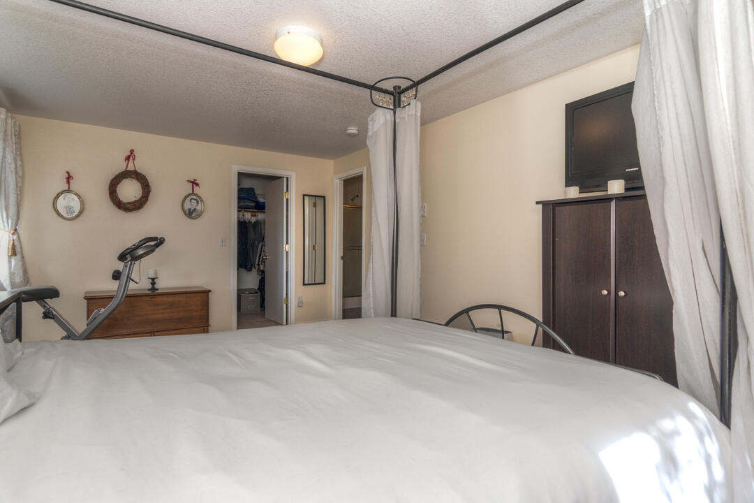 19528 Apache Road Bend, OR 97702 - Photo 21 of 27 Primary Suite