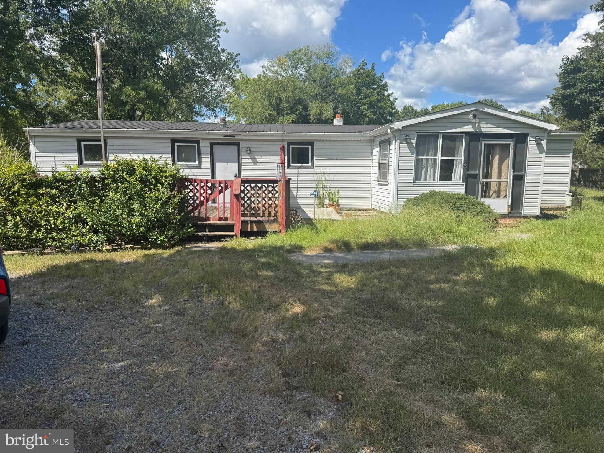 a view of a house with backyard and garden