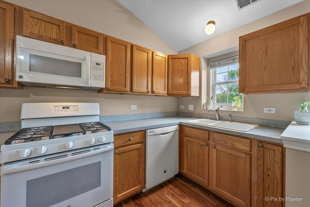 382 Crystal Ridge Drive, Unit 382 Crystal Lake, IL 60012 - Photo 9 of 22