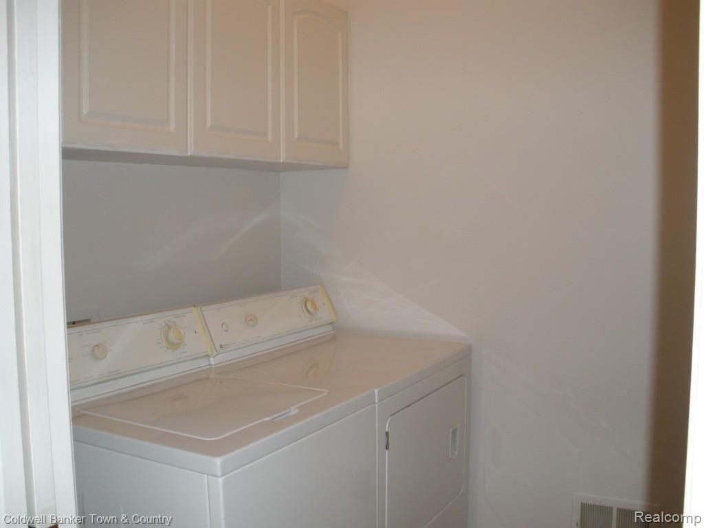 850 Ridgeside Drive, Unit 2 Milford, MI 48381 - Photo 9 of 20 PA160903.jpg