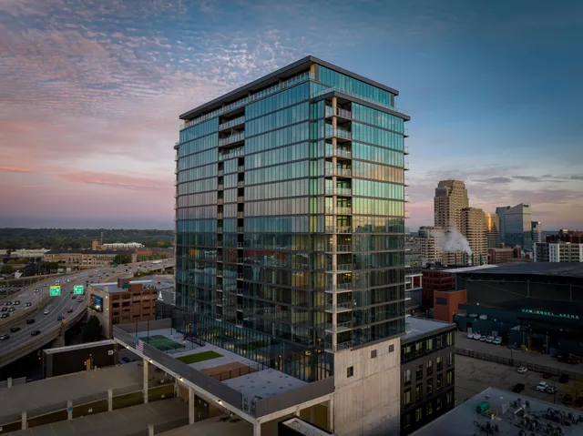 $2,133 | 144 Oakes Street Southwest, Unit 1410, Grand Rapids, MI 49503