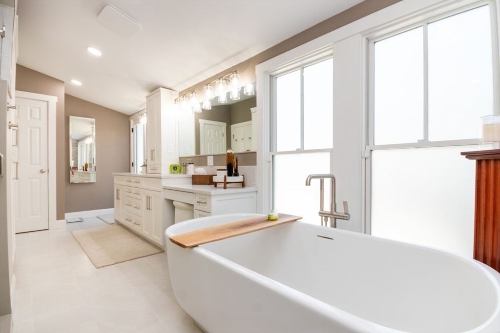 115 Lincoln Road Walpole, MA 02081 - Photo 4 of 41 Gallery Image 4