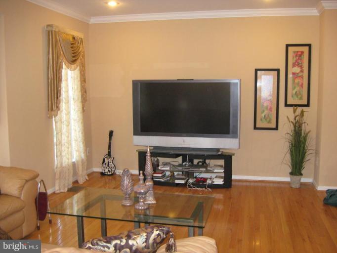 24671 Kings Canyon Square Stone Ridge, VA 20105 - Photo 9 of 23 Living Room