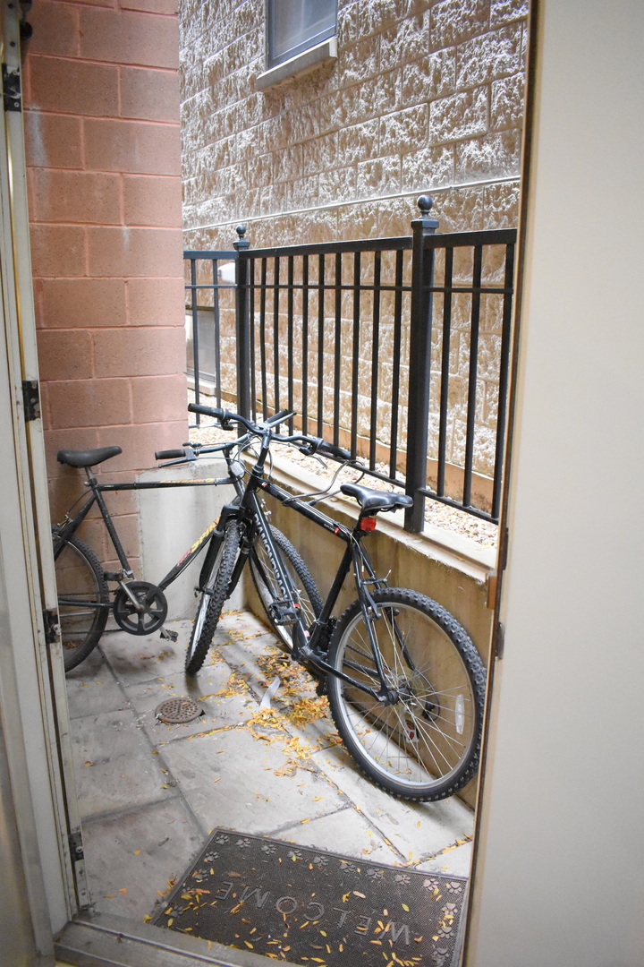2851 North Southport Avenue, Unit A Chicago, IL 60657 - Photo 11 of 12 a bathroom with a bathtub and a window