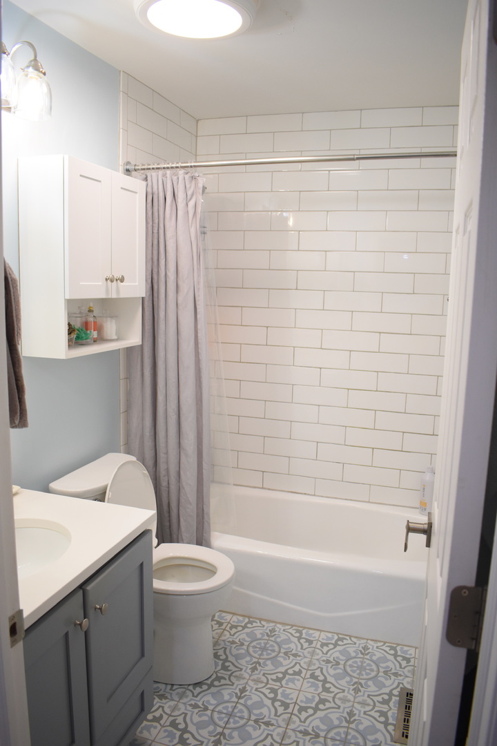 2851 North Southport Avenue, Unit A Chicago, IL 60657 - Photo 2 of 12 a bathroom with a toilet a sink and a bathtub