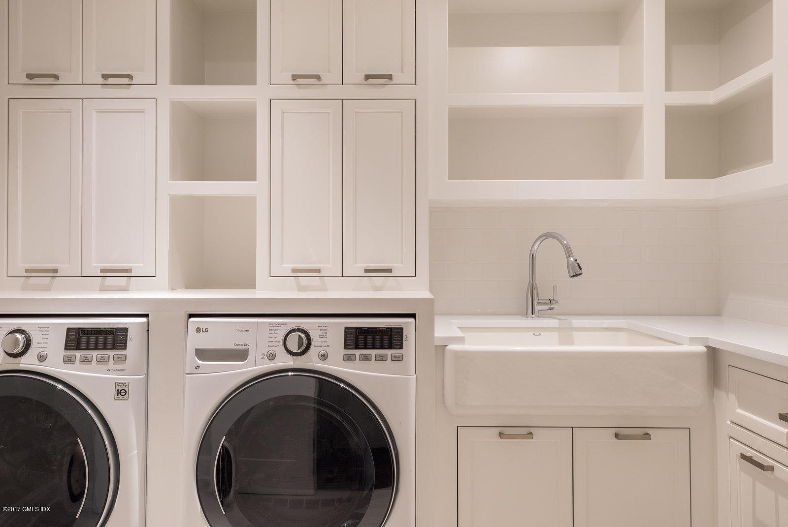 111 Mason Street, Unit 2A Greenwich, CT 06830 - Photo 17 of 18 a view of washer and dryer sitting on a kitchen