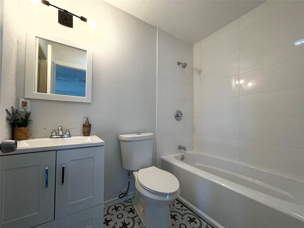 7976 Bearhill Road Royse City, TX 75189 - Photo 11 of 27 a bathroom with a toilet a sink and a bathtub