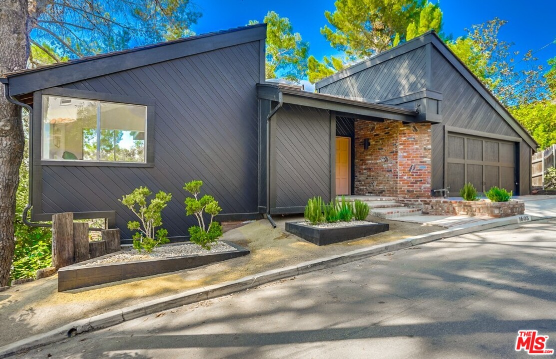 1608 Ina Drive Glendale, CA 91206 - Photo 2 of 36