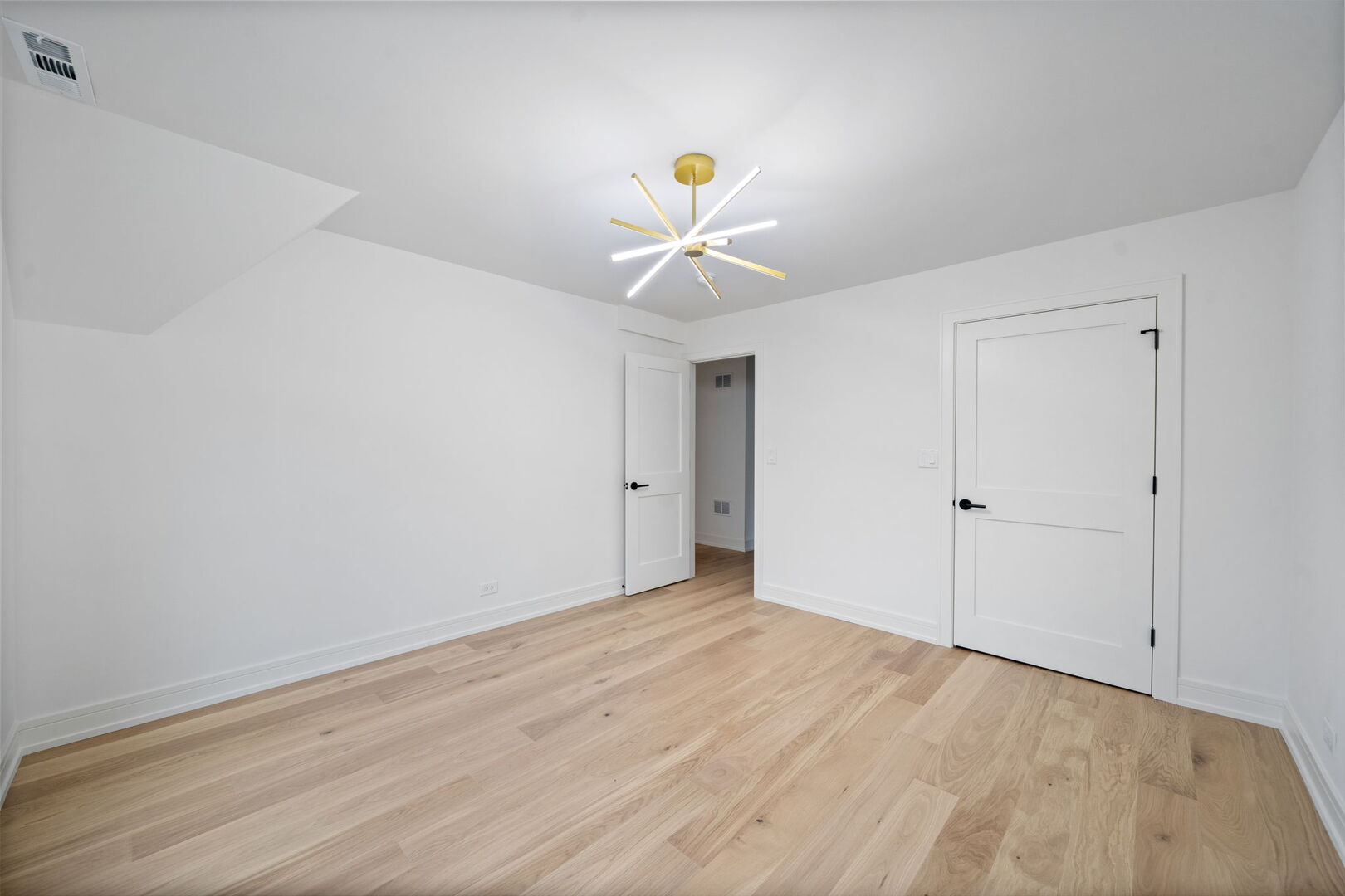 5603 South Garfield Street Hinsdale, IL 60521 - Photo 31 of 67 a view of an empty room